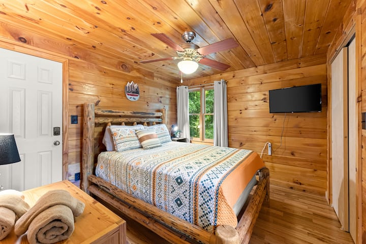 La troisième chambre queen size est confortable, mignonne et offre une vue sur la forêt.