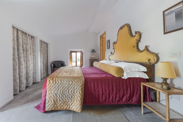 חדר שינה וימיני (עם חדר רחצה צמוד)