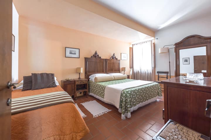 Granducale - חדר שינה זוגי עם חדר רחצה צמוד ומיטת יחיד נוספת