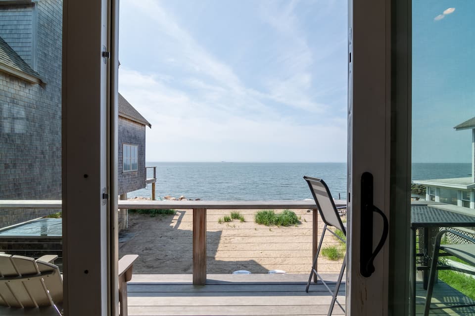 Coastal getaway with water views in every room — photo 1