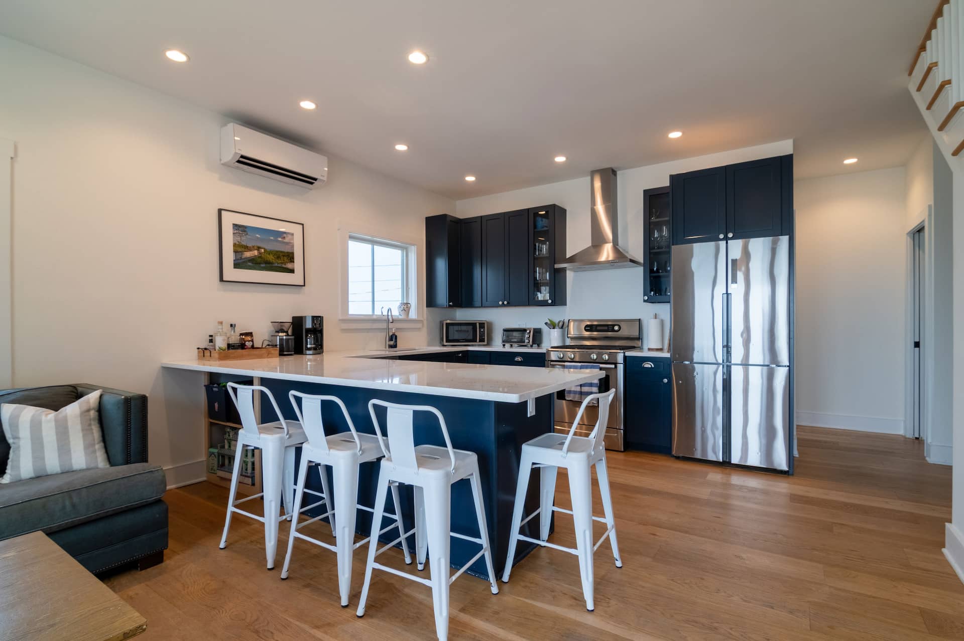 Coastal getaway with water views in every room — photo 5