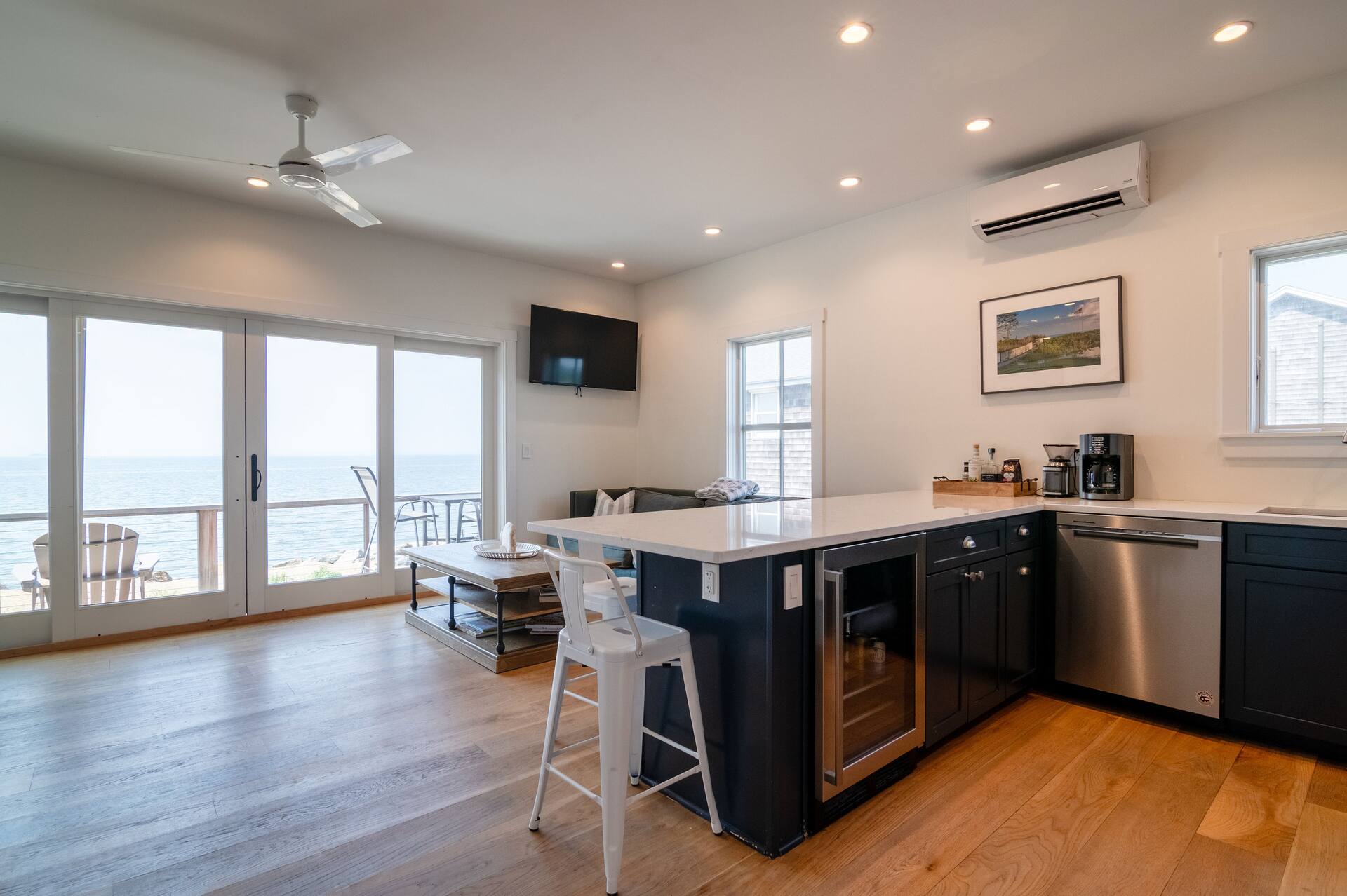 Coastal getaway with water views in every room — photo 3