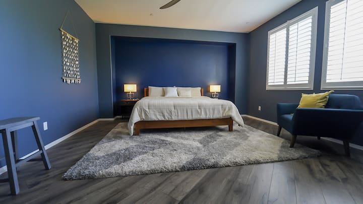 Amplio dormitorio principal con cama king size, un gran vestidor y baño principal.