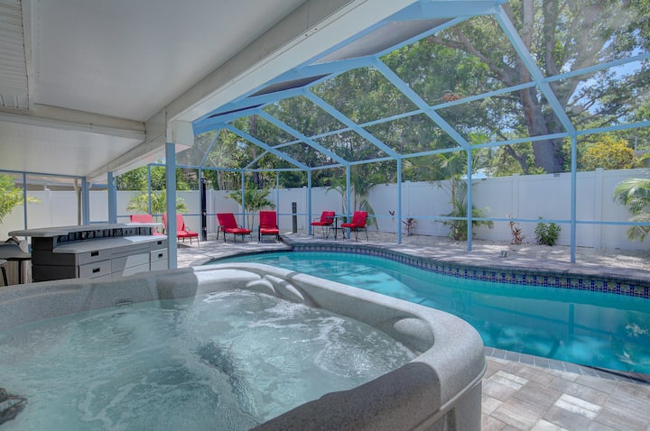 Hidden Oasis W Screened Heated Salt Pool / Hot Tub - Clearwater Beach, FL