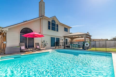Katy Pool Oasis with Pet-Friendly Yard