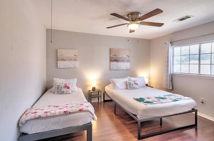 Kjo dhomë gjumi e rehatshme ka dy krevate dopio, të përsosura për miqtë ose familjen që udhëtojnë së bashku.