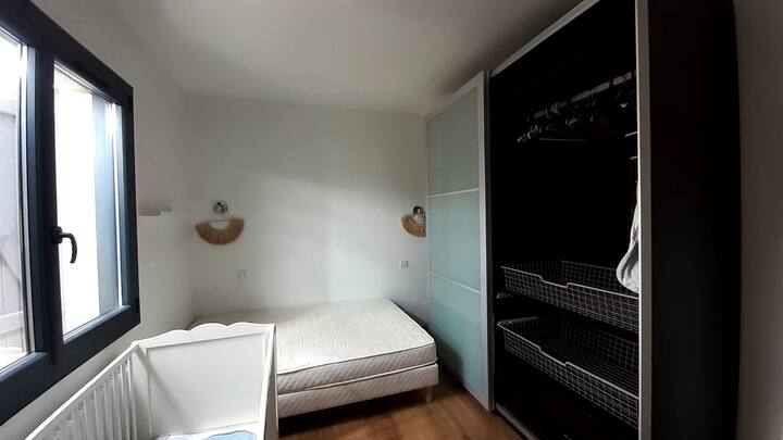 (Ejemplo de exposición) - Organizamos las habitaciones de acuerdo con los deseos y edades de los huéspedes, en la medida de lo posible: camas dobles, camas individuales, 2 o 3 camas individuales, adición de cuna, etc.