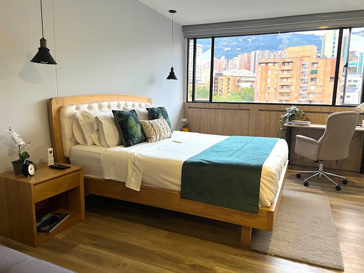 Comodo letto queen size.