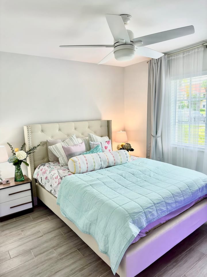 Uno de los dormitorios con detalles hermosos y acogedores para una buena noche de sueño