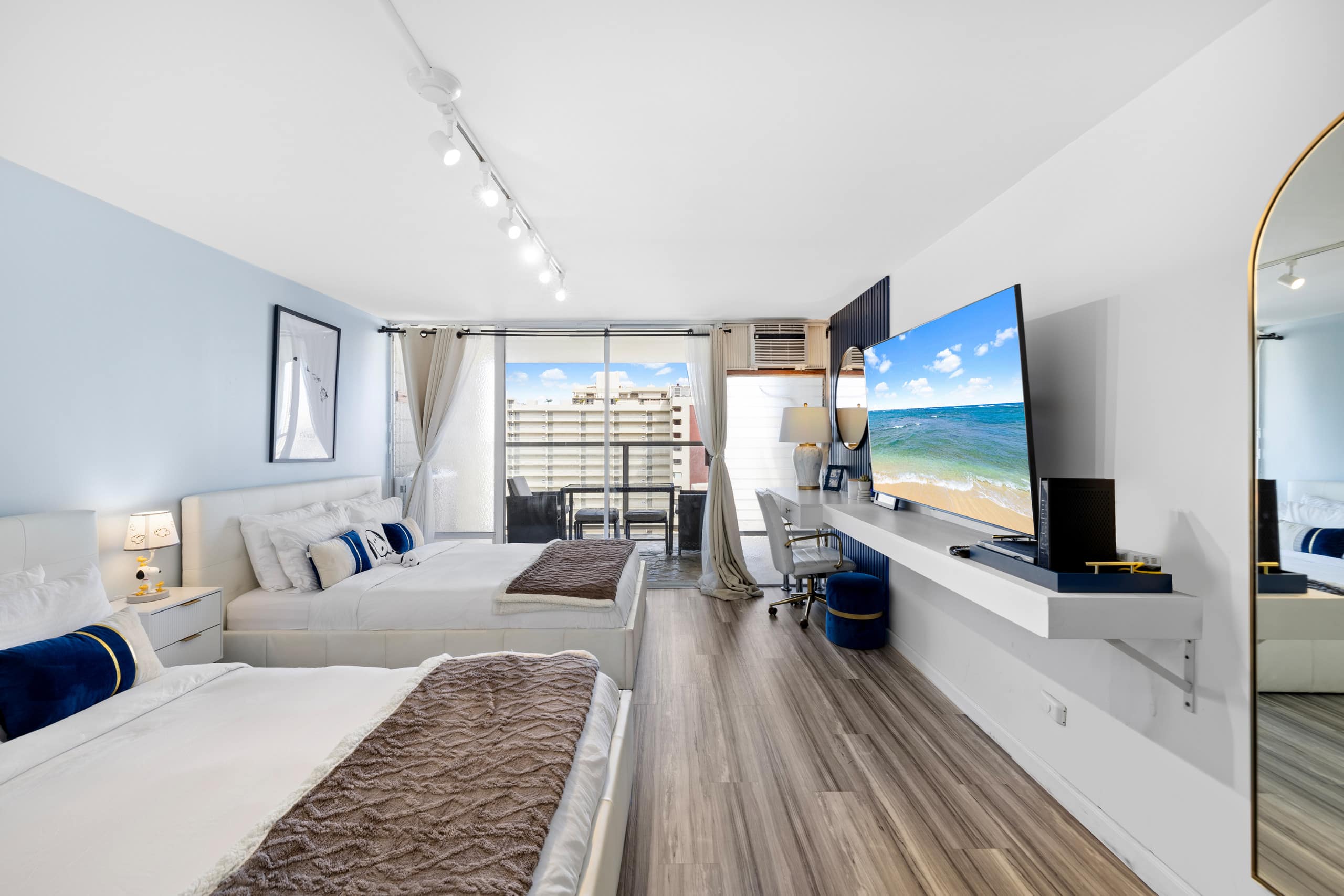 Condo in Honolulu · ★4.83 · 1 bedroom · 2 beds · 1 private bath - Image 4