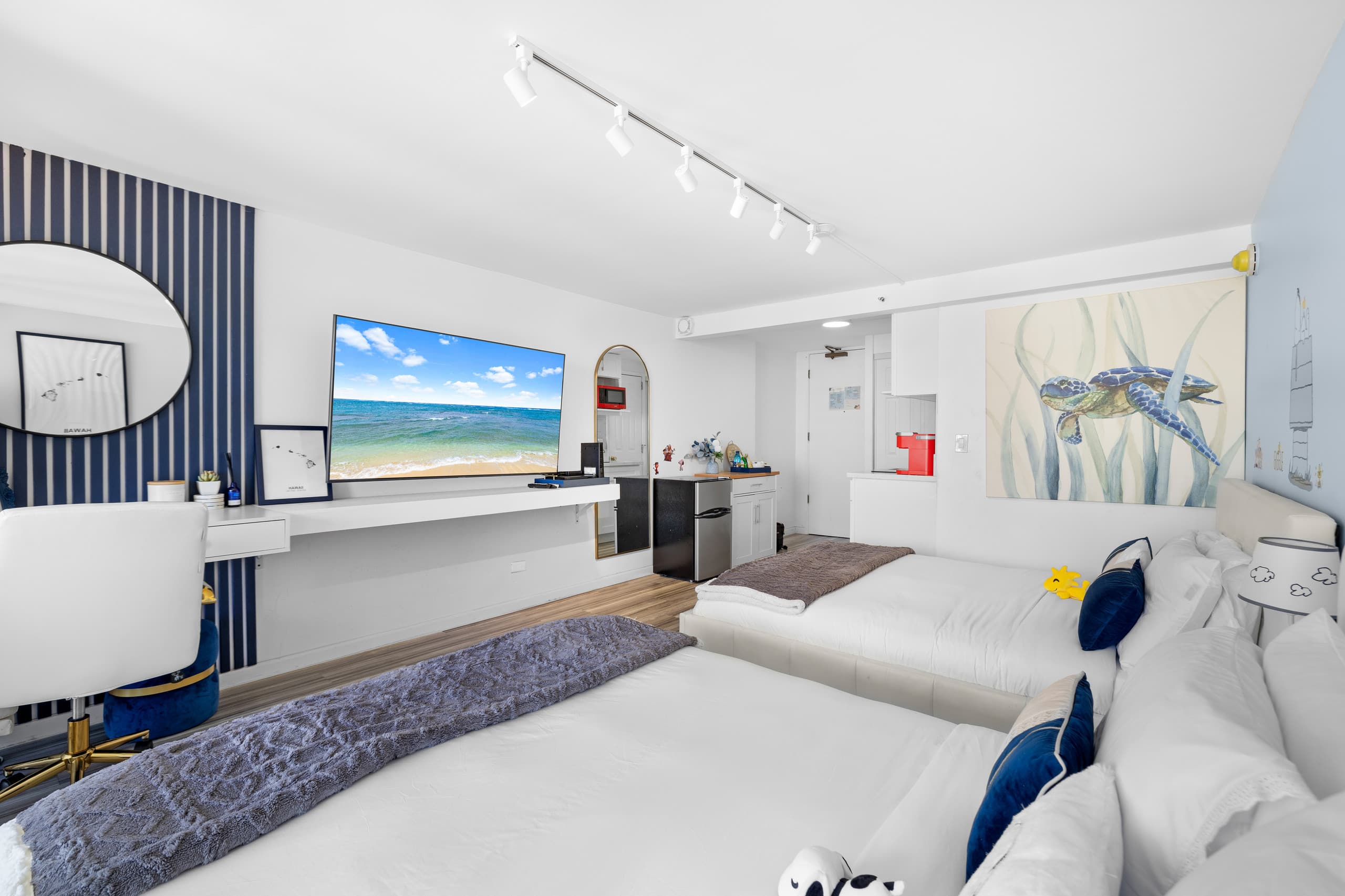 Condo in Honolulu · ★4.83 · 1 bedroom · 2 beds · 1 private bath - Image 11