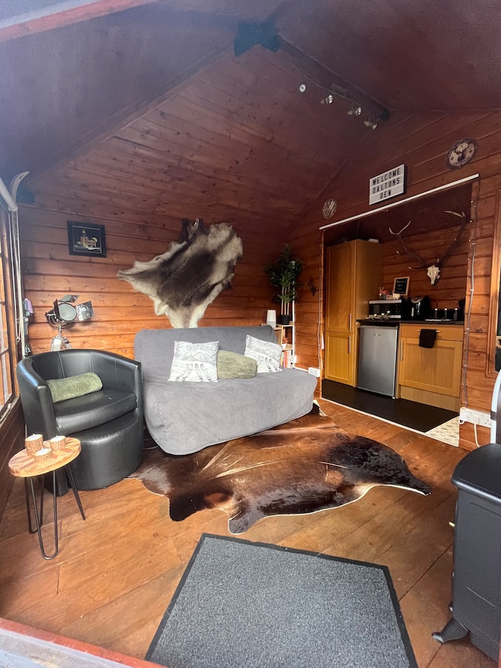 Romantic Swiss Cabin Hideaway & Hot Tub Spa Pool - Thornhill - Southampton