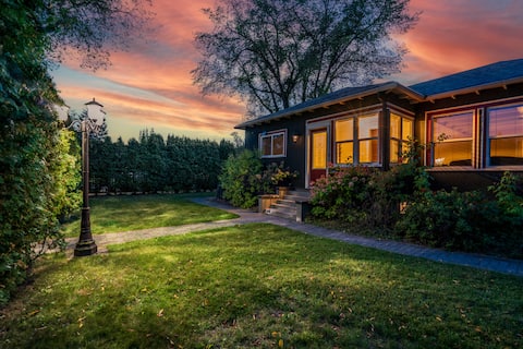 Luxury pet friendly estate w/ hottub & heated pool