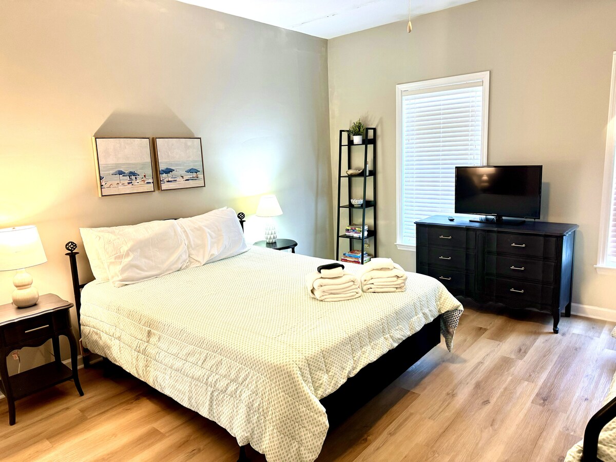 ห้องนอนชั้นบนมีเตียงขนาดควีนไซส์และเตียงสองชั้นที่ด้านล่างเต็มรูปแบบและเตียงแฝดด้านบนมีห้องน้ำเต็มรูปแบบ