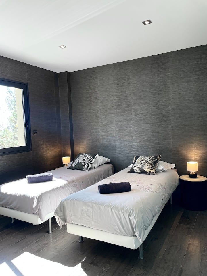 Bračni krevet 180 cm x 200 ili 2 jednostruka kreveta 90 cm x 200. Privatna kupaonica s tušem. 