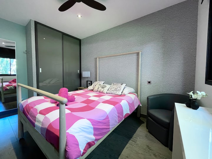 Bračni krevet 180 cm x 200 ili 2 jednostruka kreveta 90 cm x 200. Privatna kupaonica s tušem. 