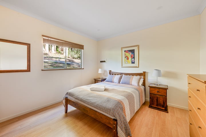 Spálňa s manželskou posteľou a elektrickou prikrývkou na chladné noci.