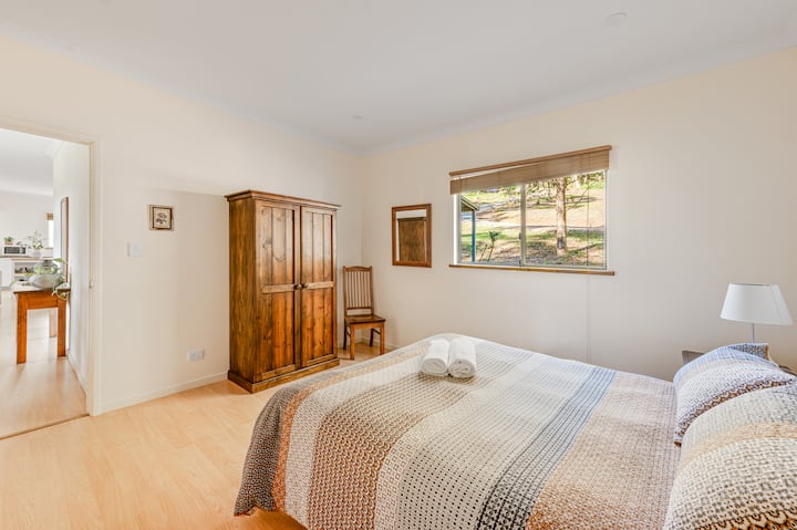 Druhá spálňa s manželskou posteľou má tiež elektrickú prikrývku na zimné noci.