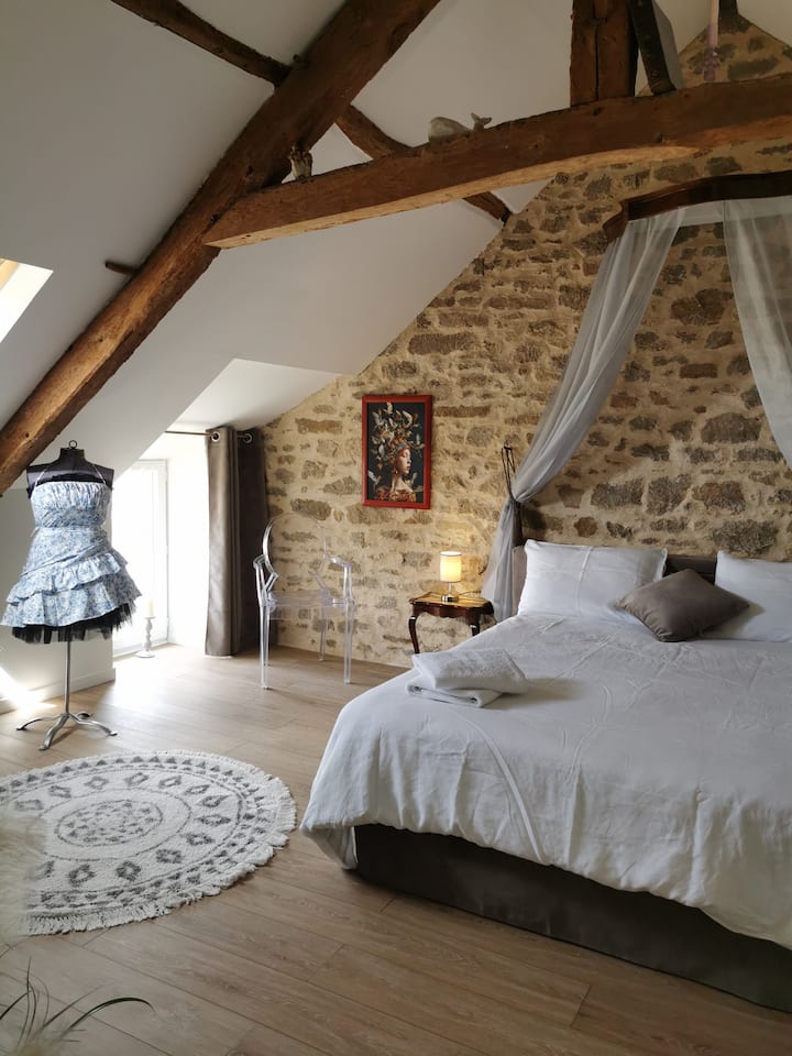 Queen bedroom, for romantic moments. Linens available.