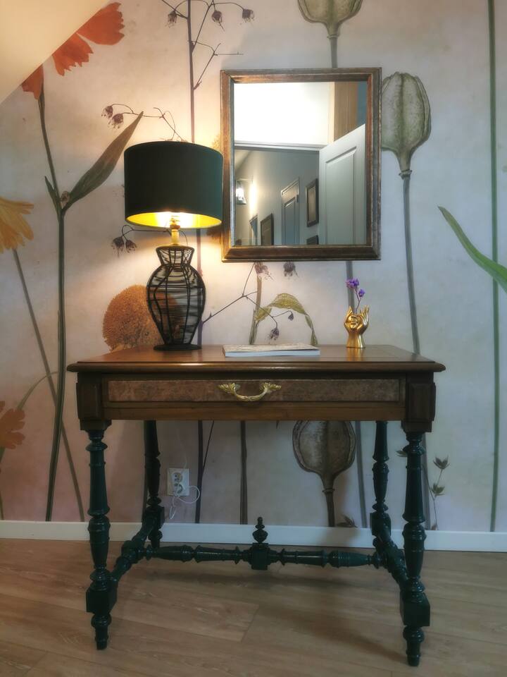 New 2025, a nice desk marl and transformed for the flower room