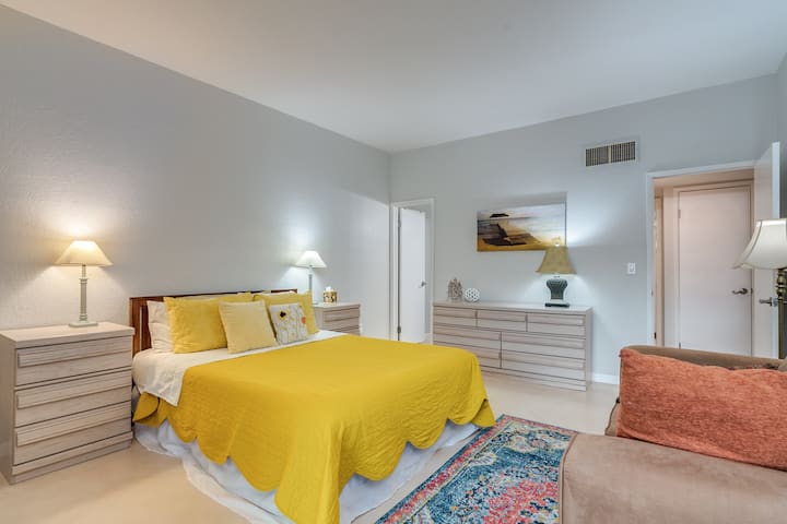 غرفة نوم أساسية مع باب إلى حمام خاص على اليسار