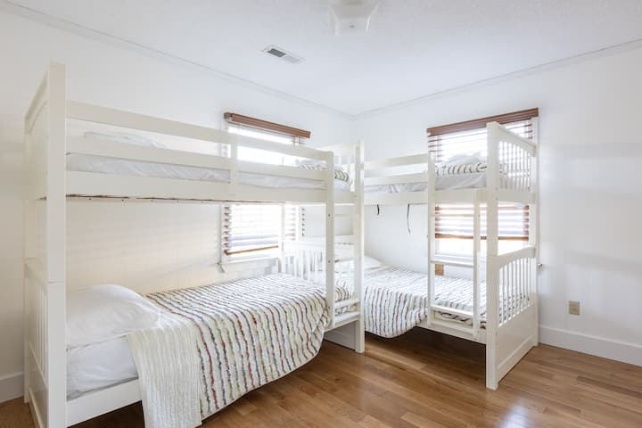Bedroom 5 (2 Bunk Beds)
