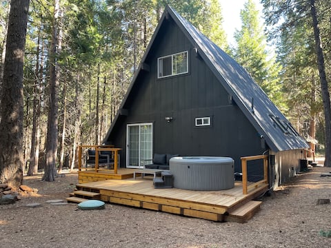 Quiet/Cozy A-Frame Near Mount Lassen w/Hot Tub