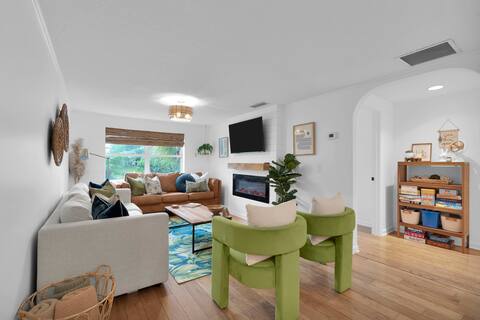 WOW Location - WALK to Beach, coffee, shops, park