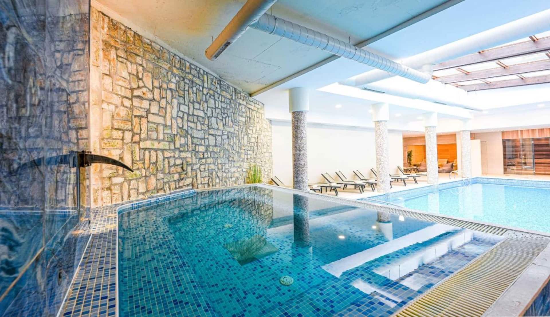2 bed/2 bathroom with SPA+pool 300m from ski road