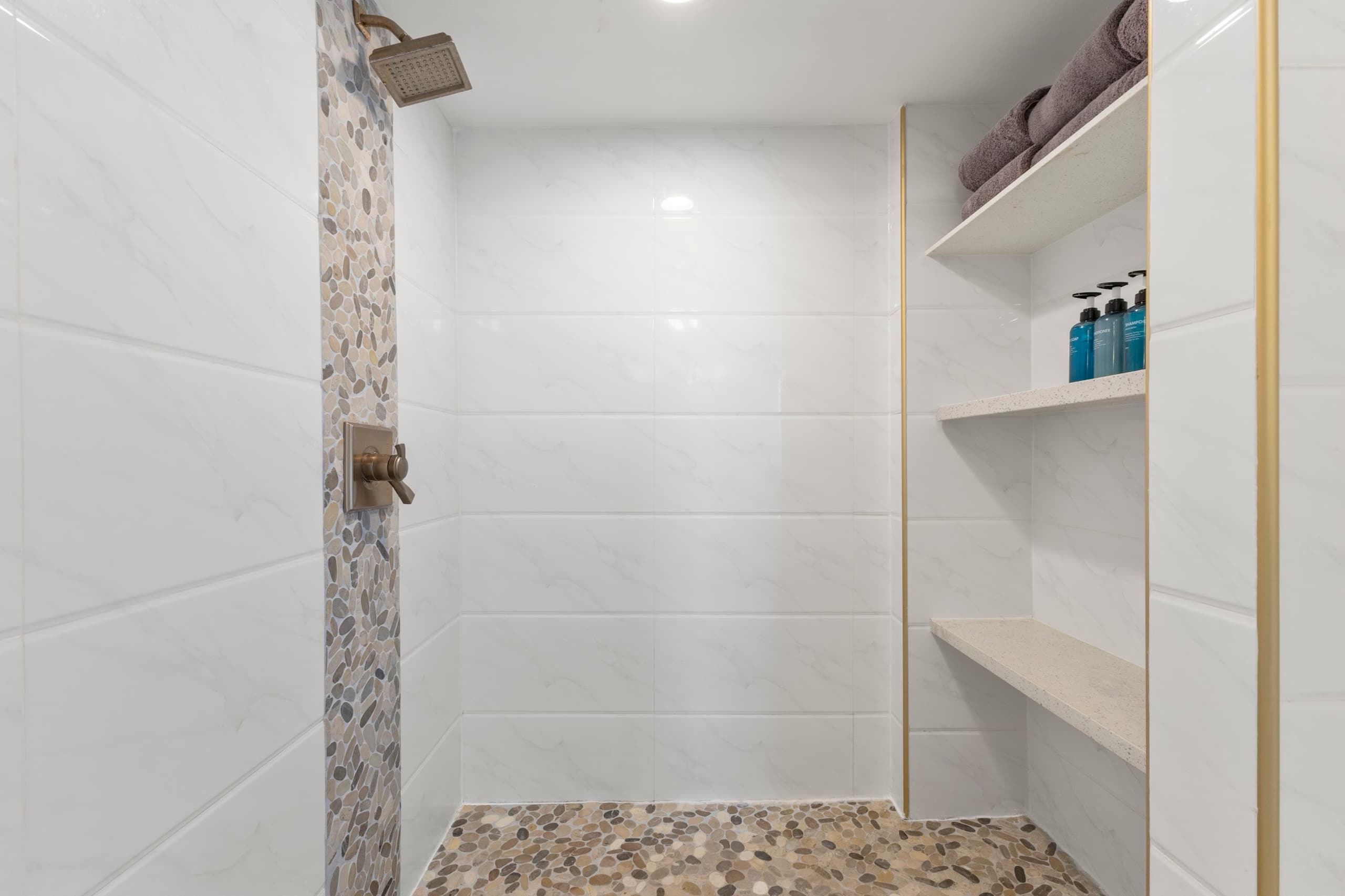 Condo in Honolulu · ★4.79 · 2 bedrooms · 2 beds · 1 private bath - Image 36