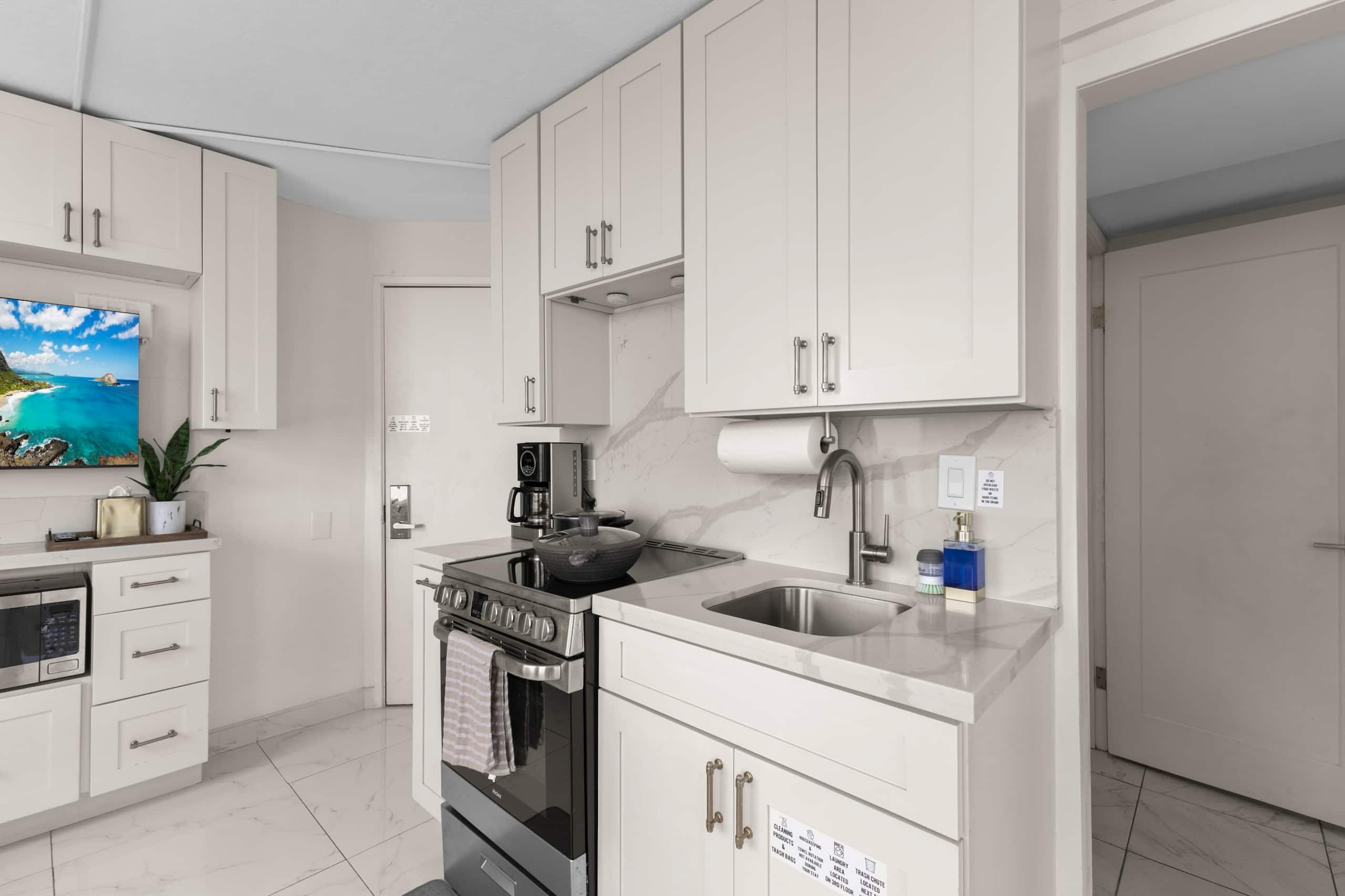 Condo in Honolulu · ★4.79 · 2 bedrooms · 2 beds · 1 private bath - Image 13
