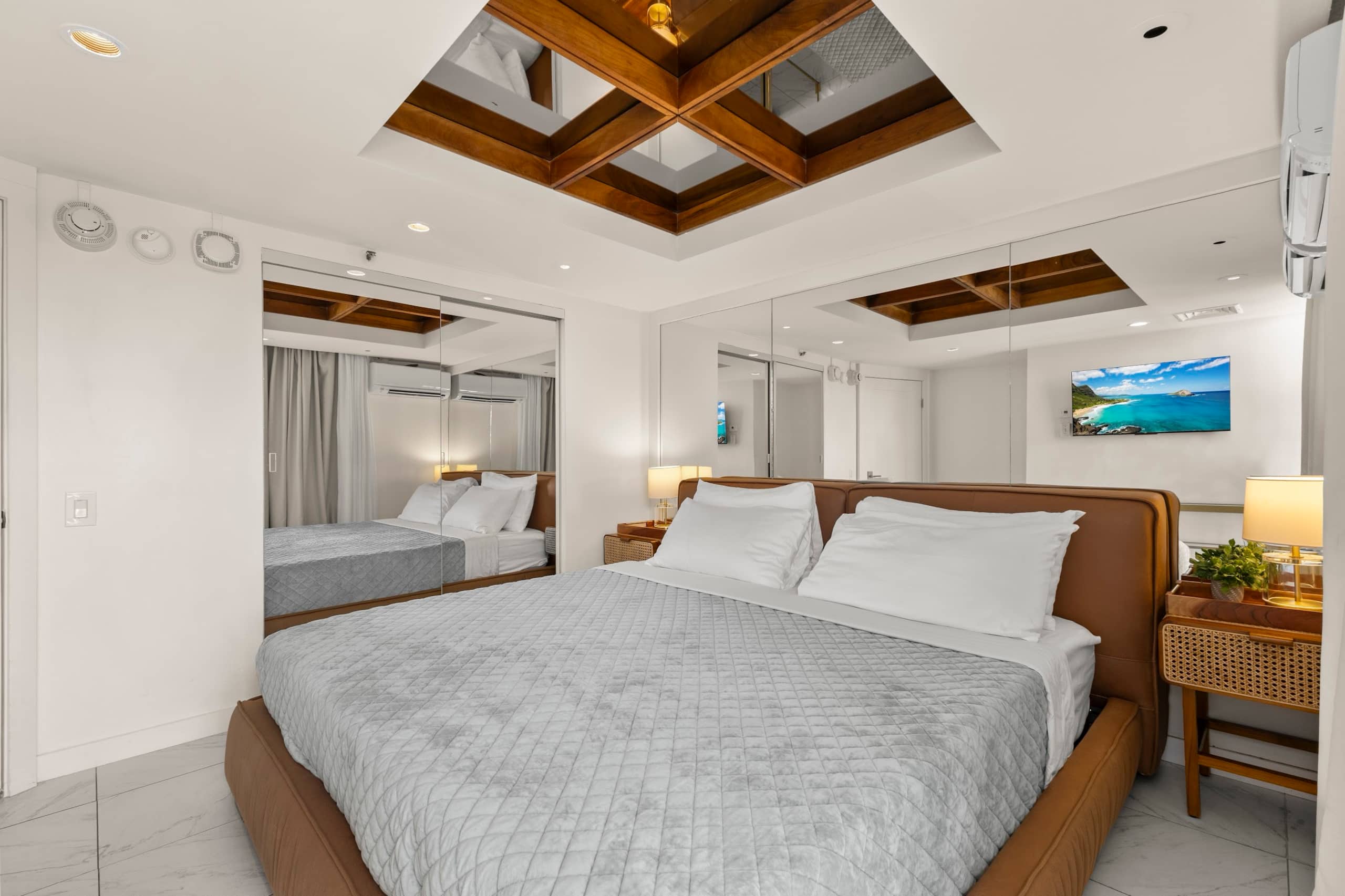 Condo in Honolulu · ★4.79 · 2 bedrooms · 2 beds · 1 private bath - Image 28