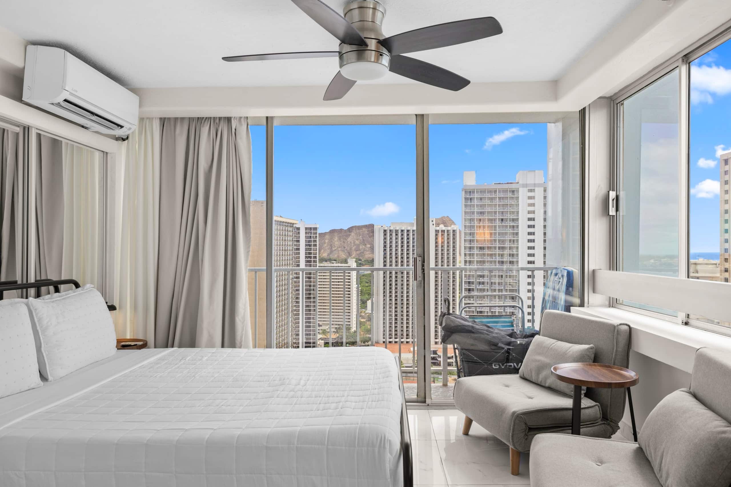 Condo in Honolulu · ★4.79 · 2 bedrooms · 2 beds · 1 private bath - Image 25