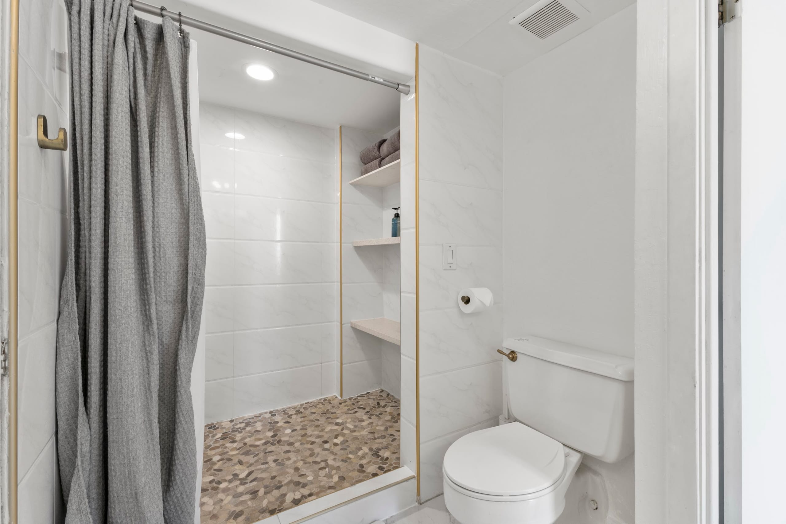 Condo in Honolulu · ★4.79 · 2 bedrooms · 2 beds · 1 private bath - Image 35