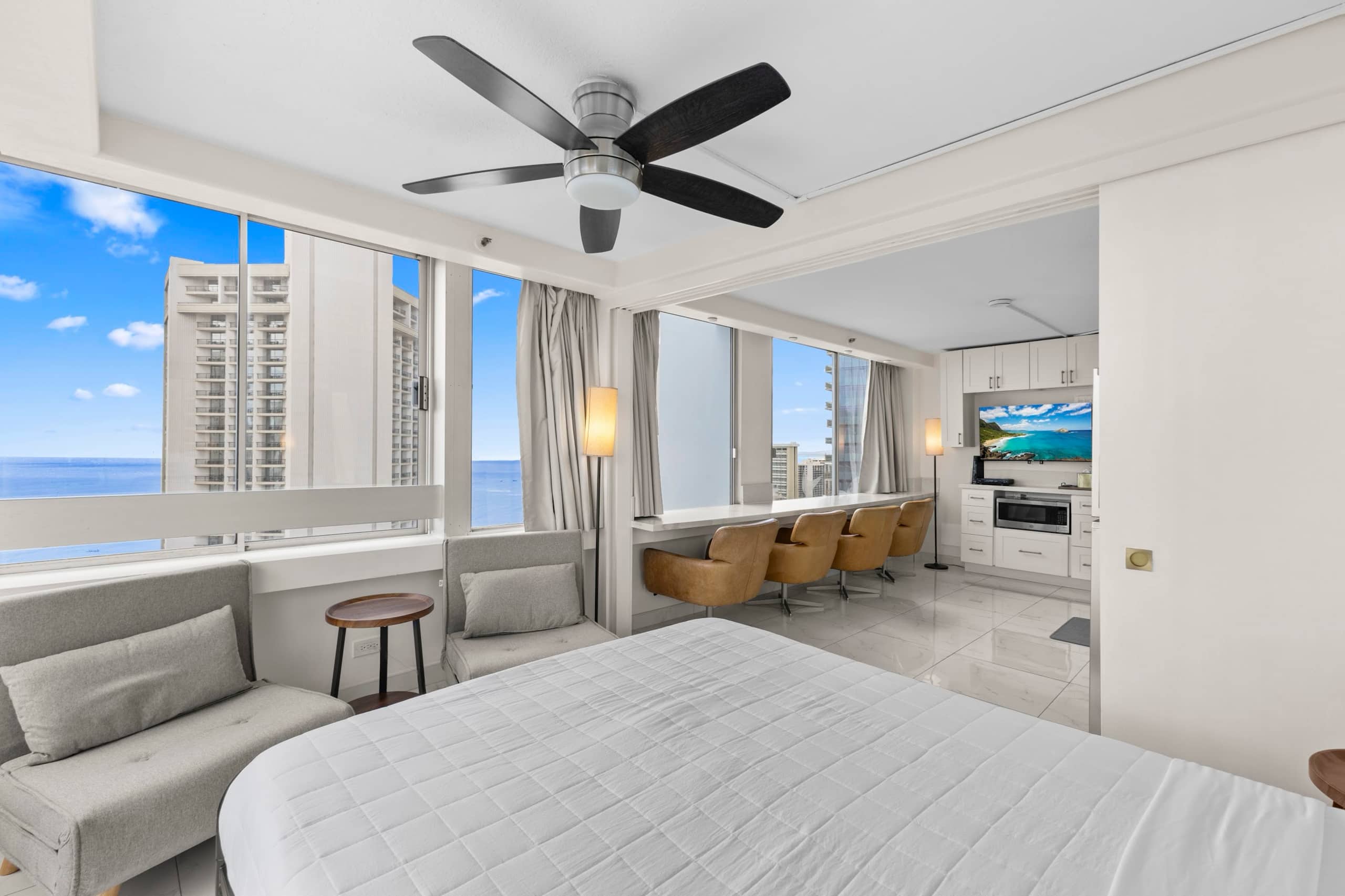 Condo in Honolulu · ★4.79 · 2 bedrooms · 2 beds · 1 private bath - Image 8