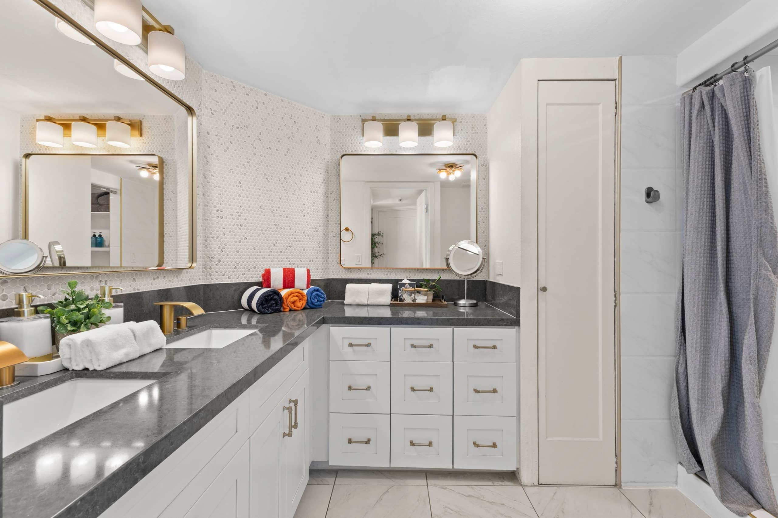 Condo in Honolulu · ★4.79 · 2 bedrooms · 2 beds · 1 private bath - Image 31