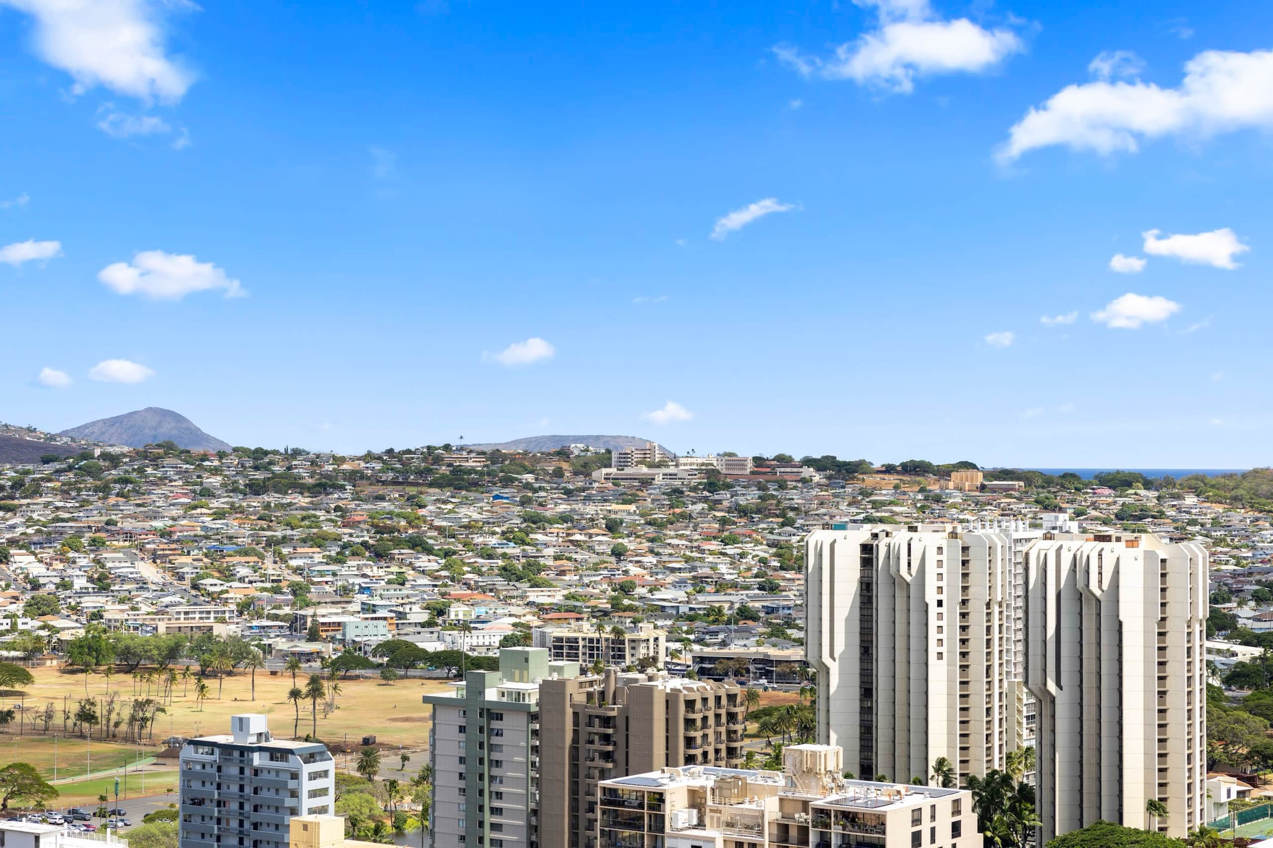 Condo in Honolulu · ★4.79 · 2 bedrooms · 2 beds · 1 private bath - Image 42