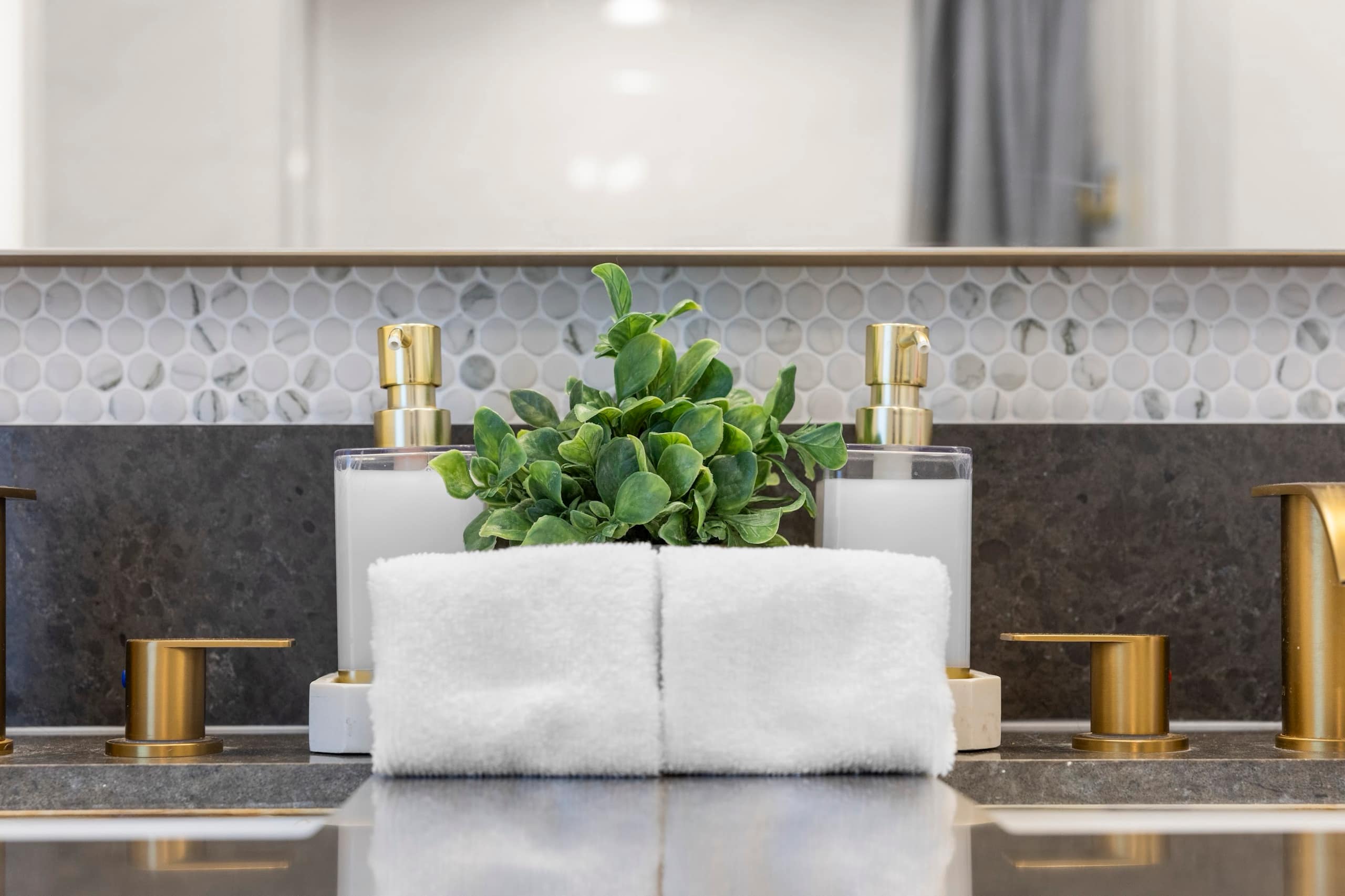Condo in Honolulu · ★4.79 · 2 bedrooms · 2 beds · 1 private bath - Image 37