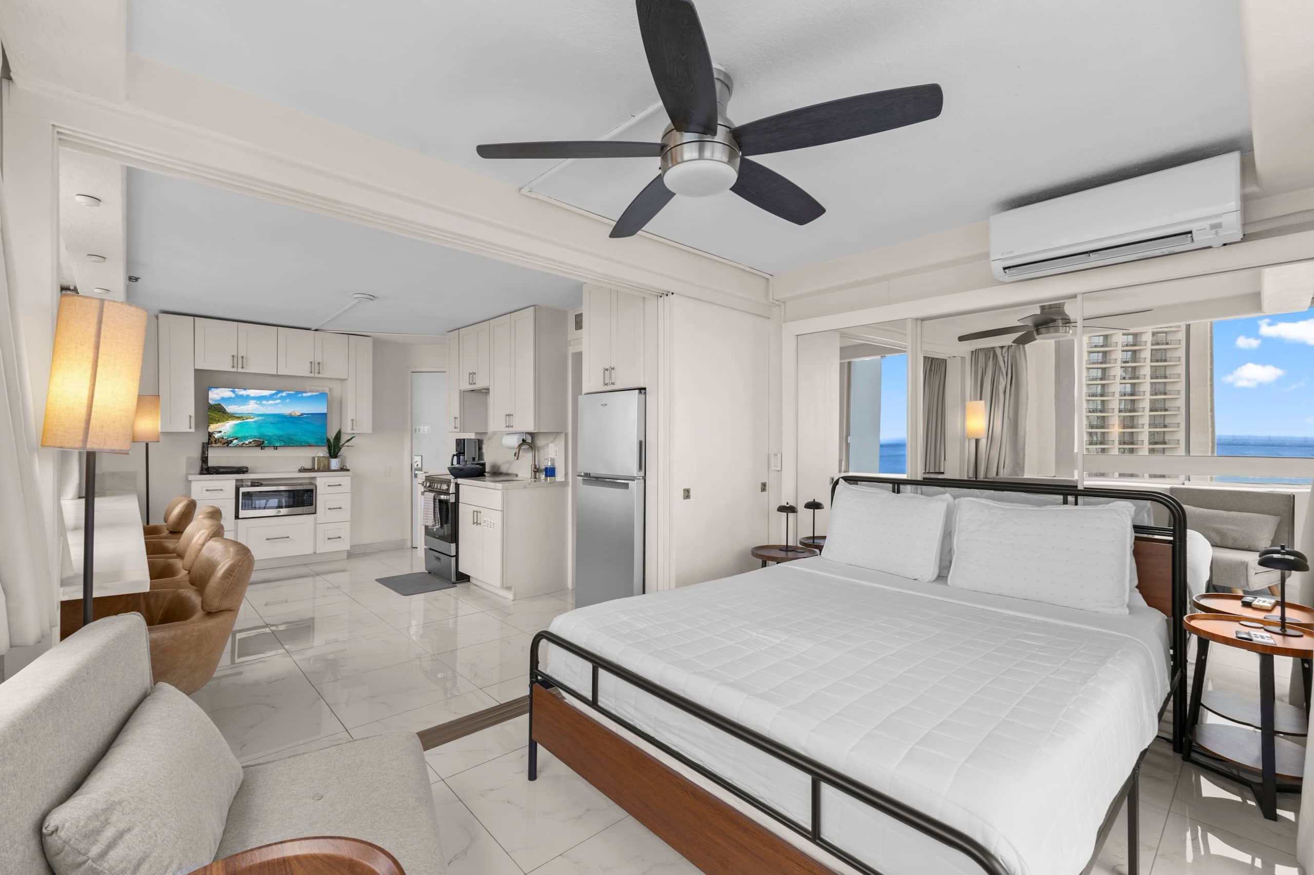 Condo in Honolulu · ★4.79 · 2 bedrooms · 2 beds · 1 private bath - Image 6