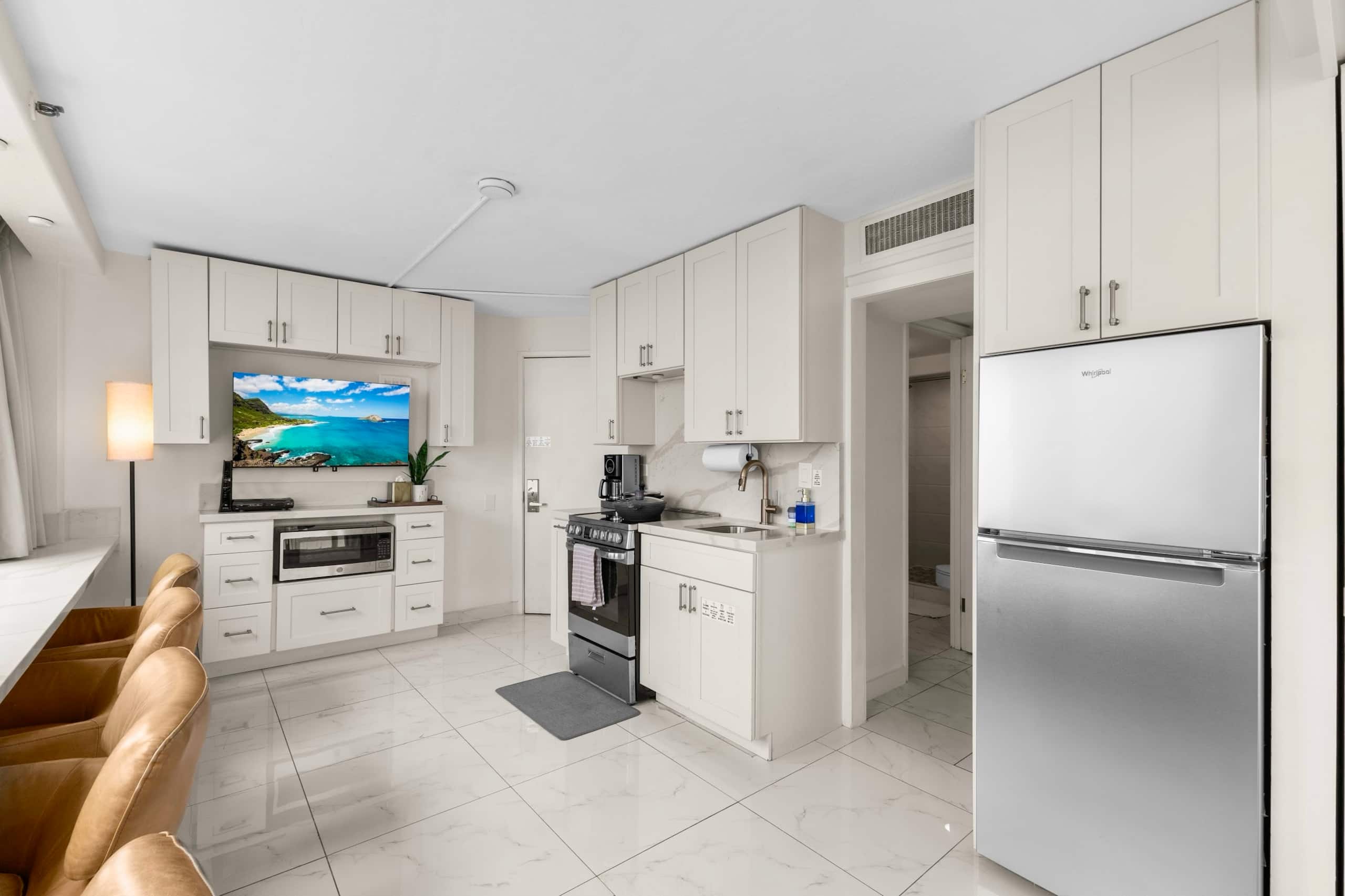 Condo in Honolulu · ★4.79 · 2 bedrooms · 2 beds · 1 private bath - Image 7