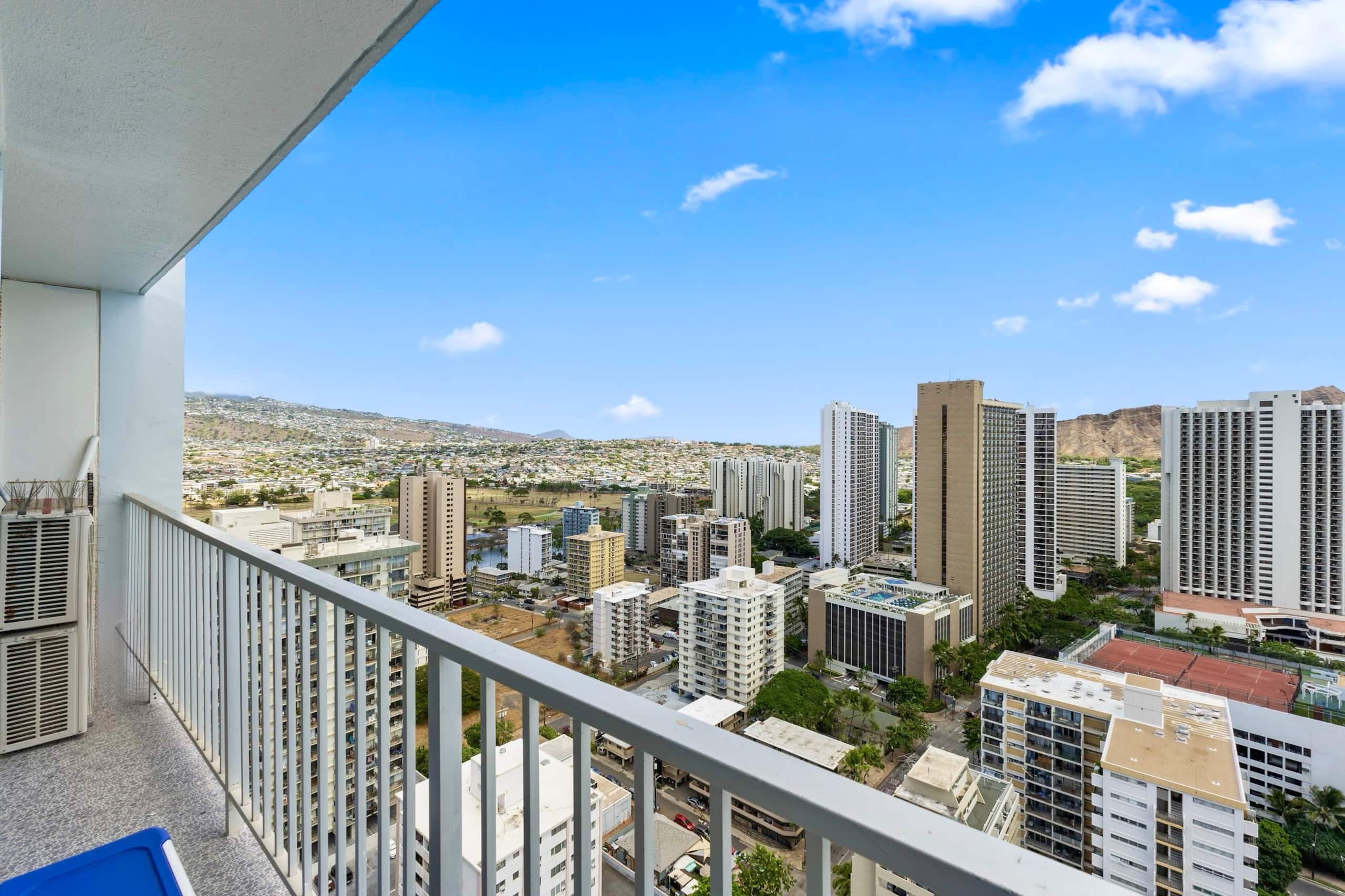 Condo in Honolulu · ★4.79 · 2 bedrooms · 2 beds · 1 private bath - Image 44