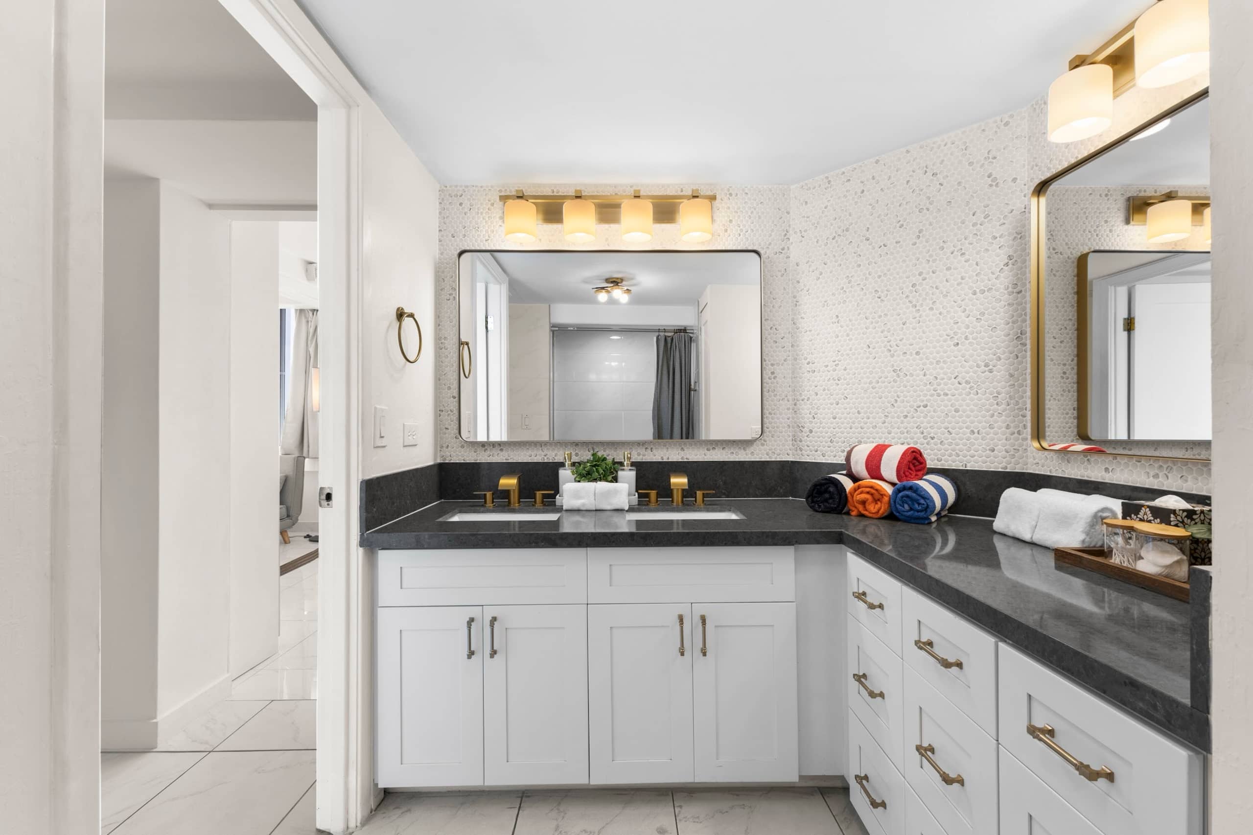Condo in Honolulu · ★4.79 · 2 bedrooms · 2 beds · 1 private bath - Image 33