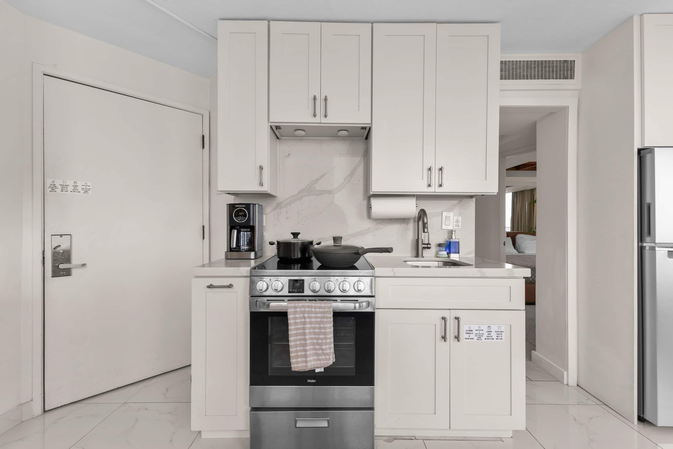Condo in Honolulu · ★4.79 · 2 bedrooms · 2 beds · 1 private bath - Image 12