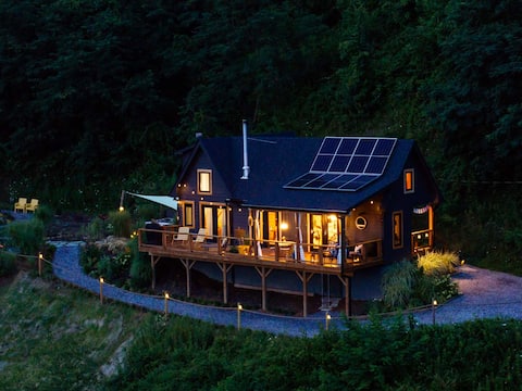 Views/Hot tub/Close to AVL/Privacy/King bed