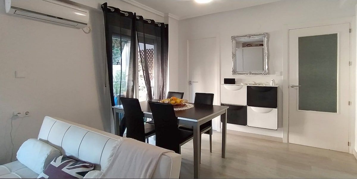 Blagovaonica, ispred kuhinje i pored balkona.