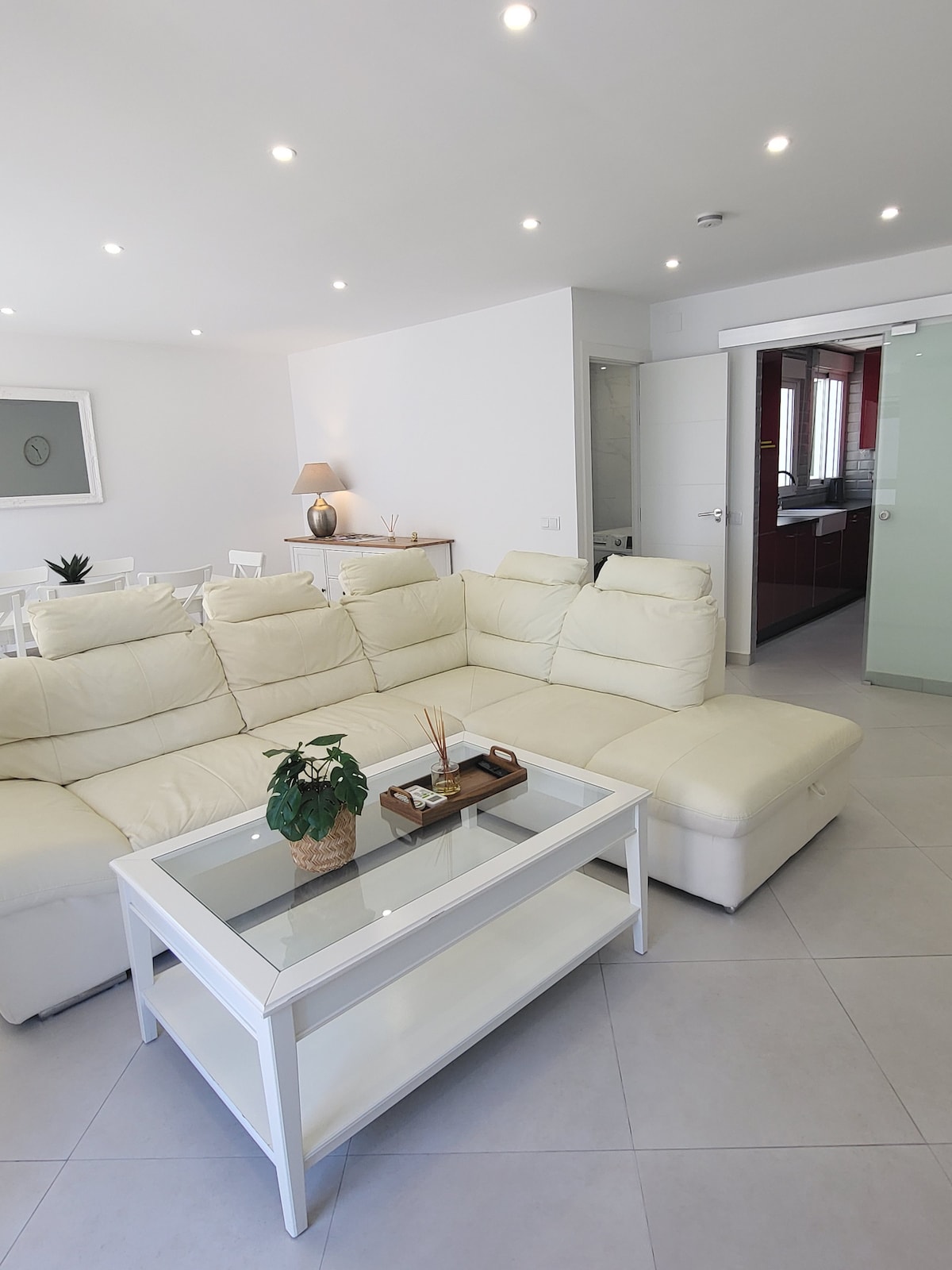 Popular Airbnb listing: Luxury apartment and beach | sea view | parking in Torrevieja