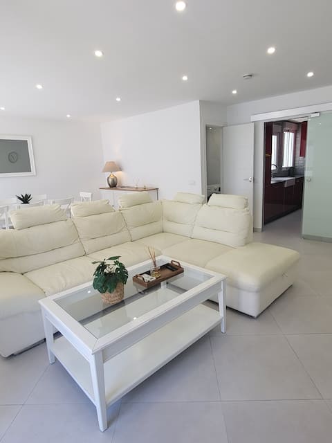 Anuncio de Airbnb popular: Luxury apartment and beach | sea view | parking en Torrevieja