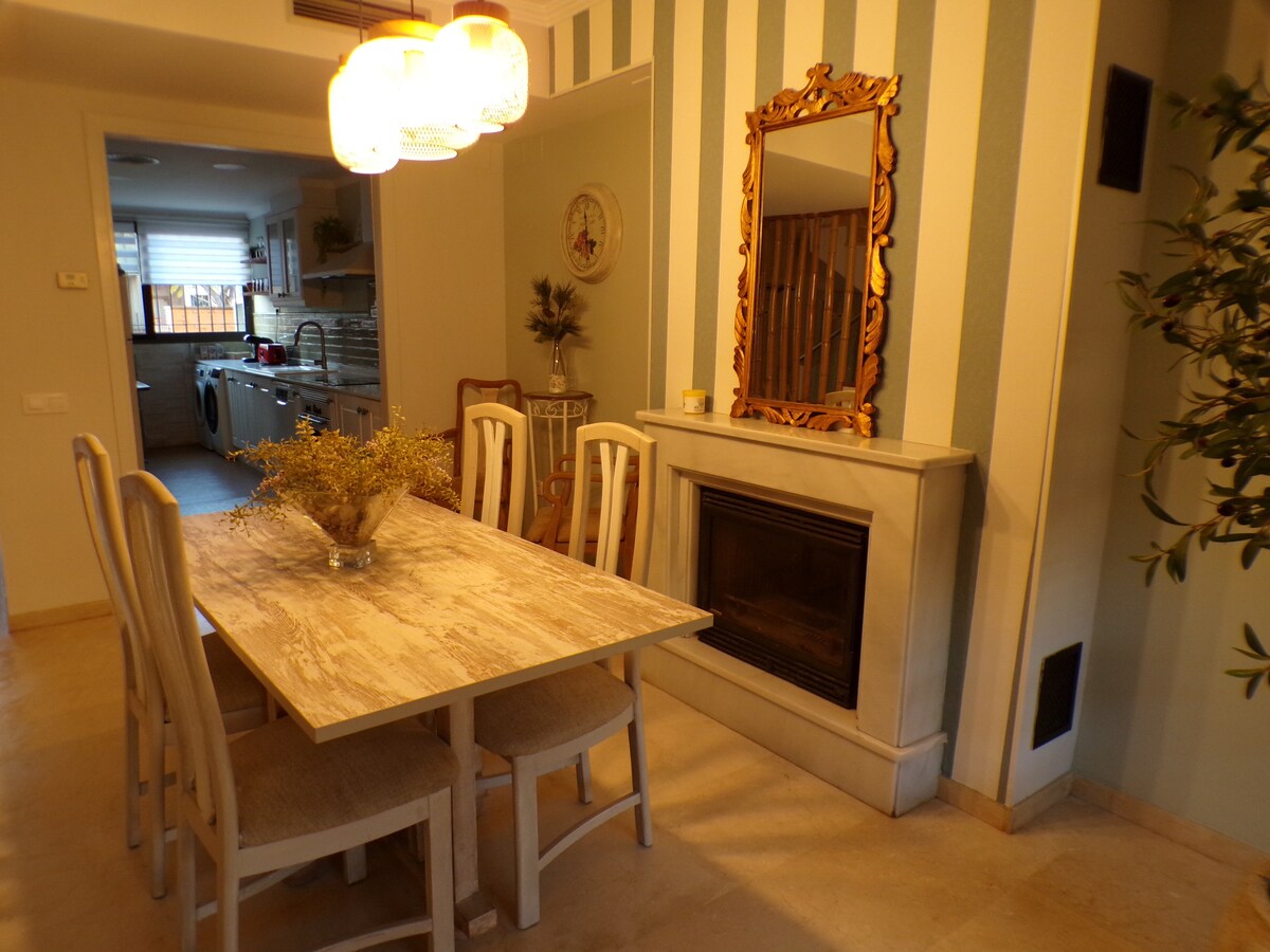 Successful Airbnb property: Townhouse next to the Palacio de Congresos (Convention Center) in Pobles De L'oest