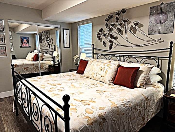 Სარკირებულ ორადგილიან კარადას აქვს სათადარიგო სასადილო სკამები, ასევე, უთო და საუთოებელი მაგიდა. Გინკგო-ბილობას ფილიალის ლითონის ხელოვნება ინდივიდუალური იყო და ერთგვარი იყო.