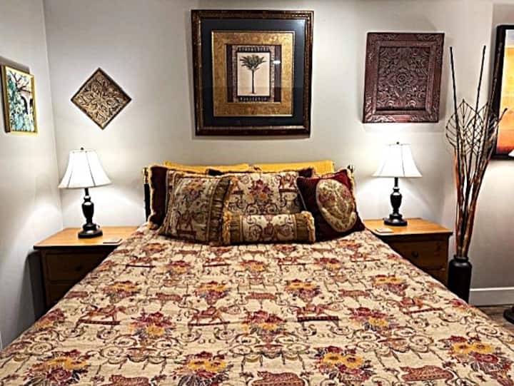 Ჯუნგლების ოთახს აქვს ტროპიკული თემა, მასში არის ძალიან კომფორტული საწოლი დიდი ზომის, ლამაზი თეთრეულით.  